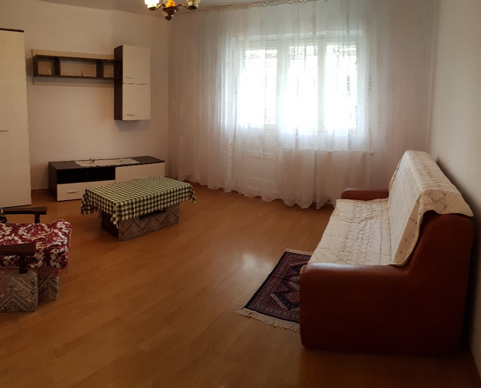 Apartament doua camere, deco, etaj 3 stradal, bucatarie mare