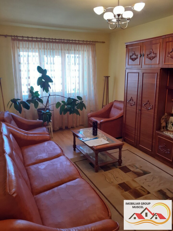 Apartament 3 camere , 59 mp , Campulung Grui Pret 39900 eur