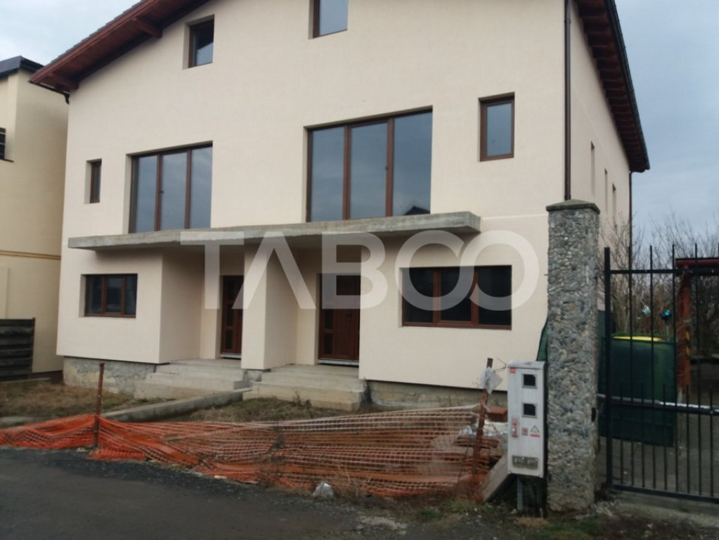 Casa tip duplex 5 camere curent apa canalizare Tineretului S