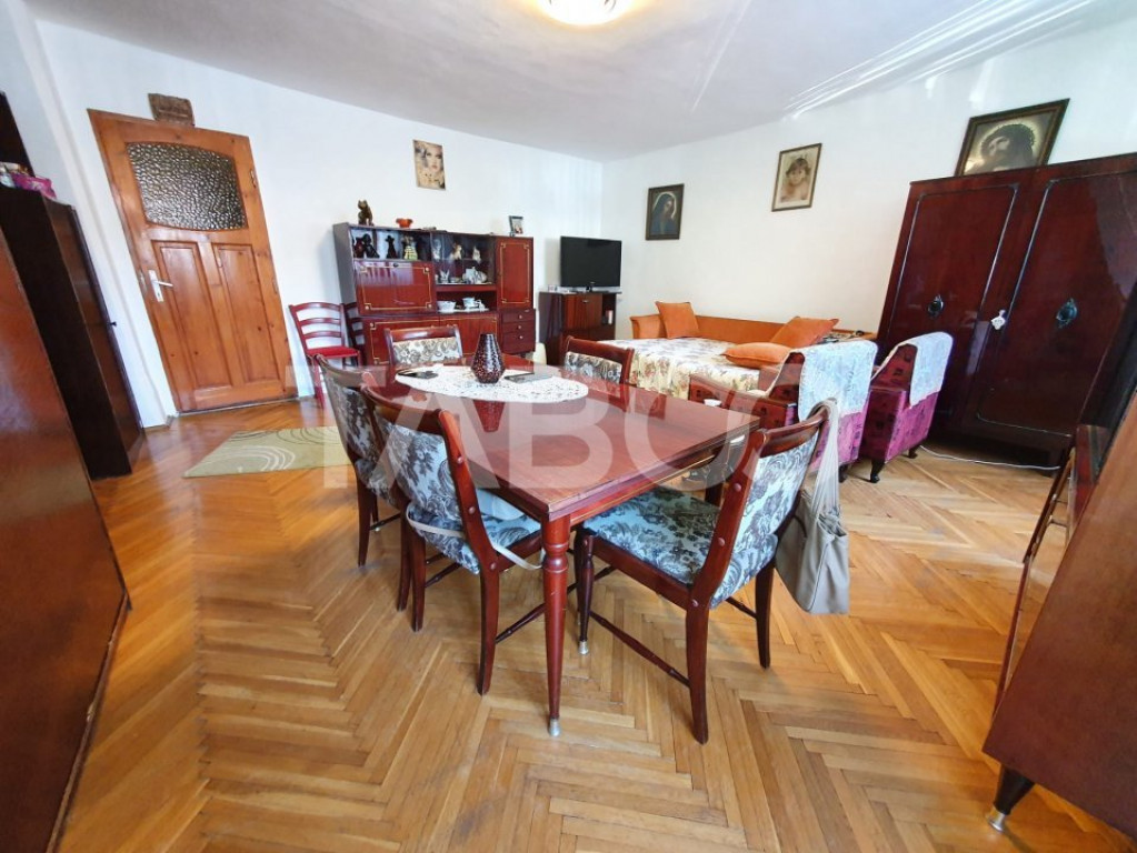 Apartament 3 camere decomandat si curte de vanzare Orasul de