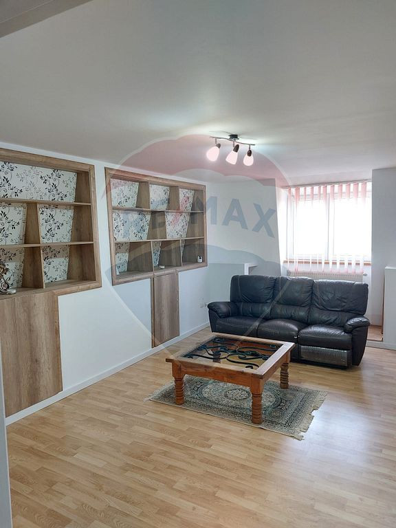 Apartament cu 3 camere de vânzare în ZAMCA