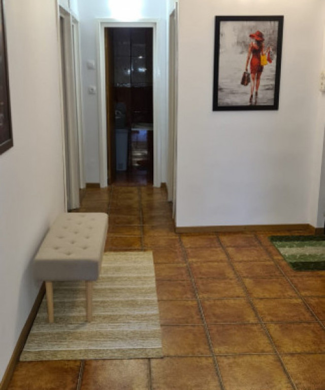 De inchiriat in zona centrala apartament cu 3 camere