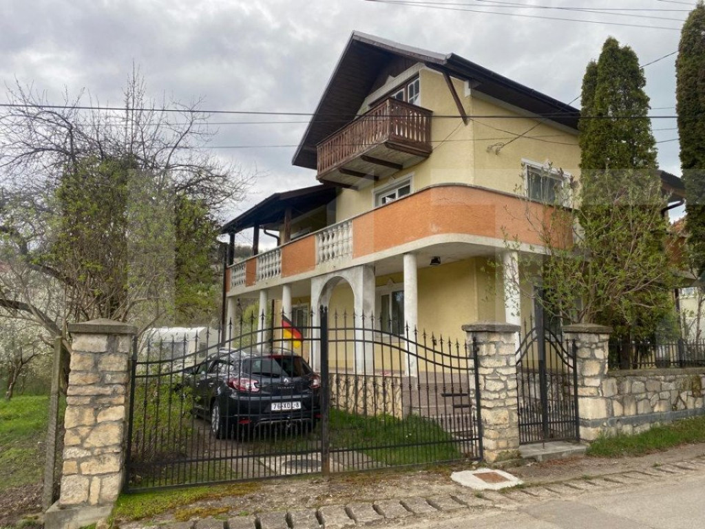 Casă individuală 5 camere, 206 mp, curte 647 mp, situată