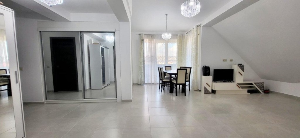 Apartament 4 camere, 100 mp, terasa, boxa, parcare, zona Cet