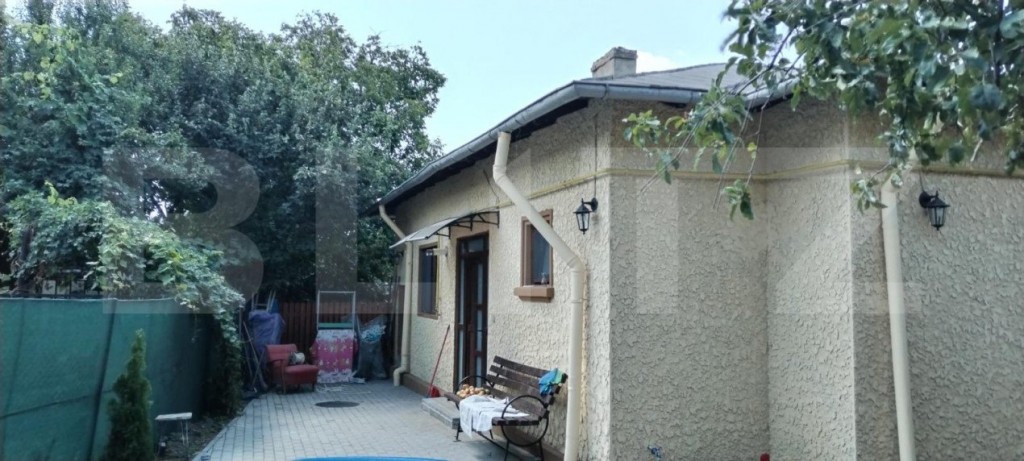 Casa familială renovată, 2 camere, 60mp, teren 320mp, Cent