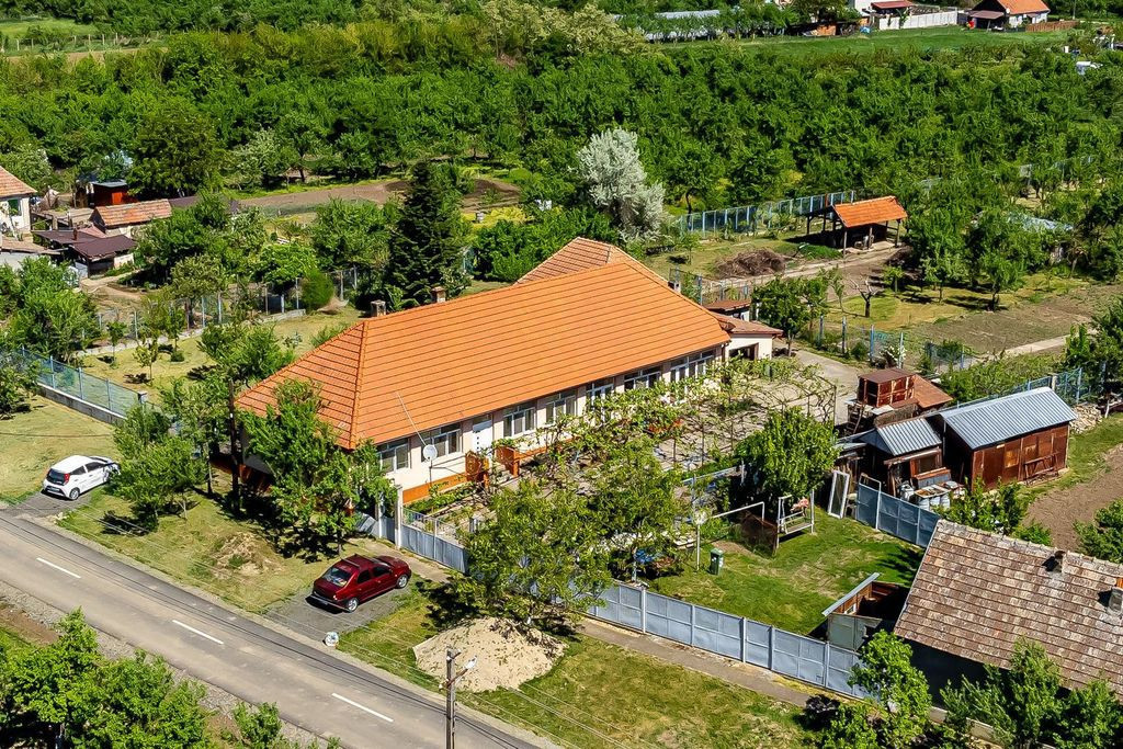 Casa în localitatea Seceani- Timisoara, 2448mp teren Com...