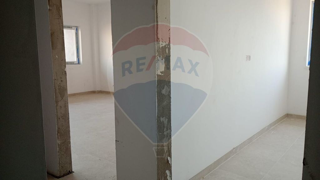 Apartament cu 3 camere de vânzare în zona Micalaca