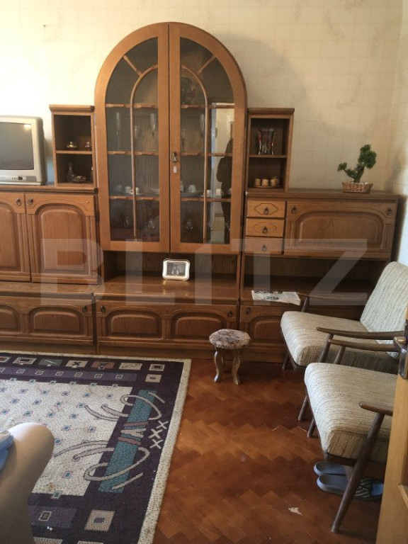 Apartament de vanzare 3 camere zona Carpati 1 , etaj 3 /4