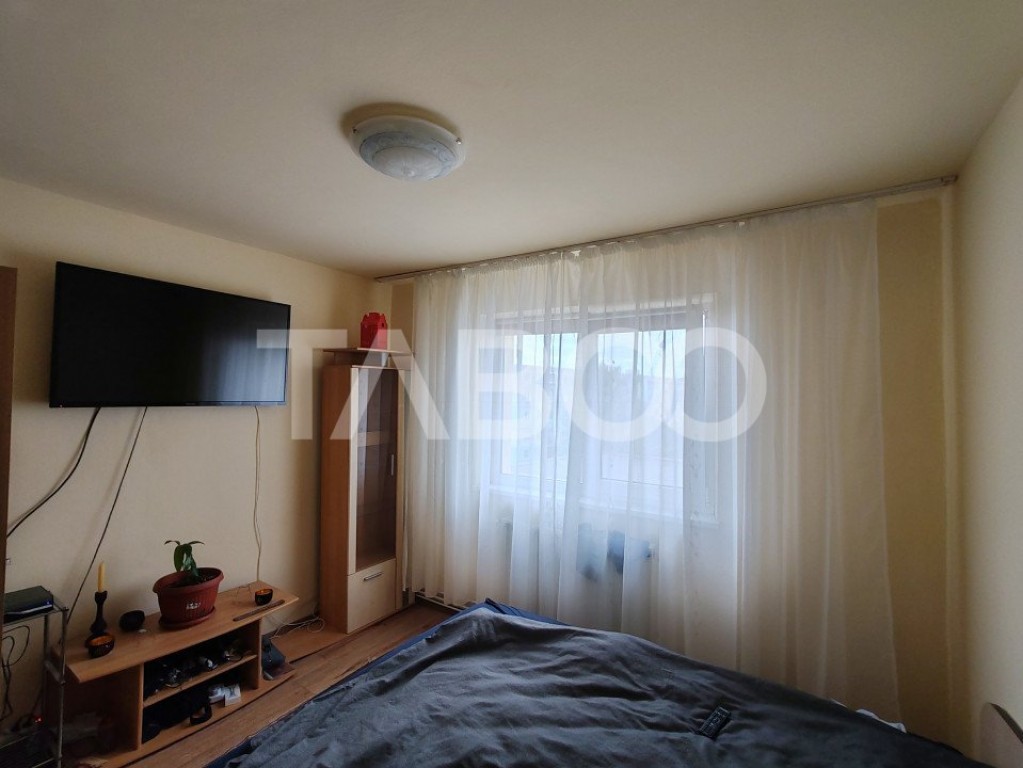 Apartament semidecomandat 3 camere etaj intermediar de vanza