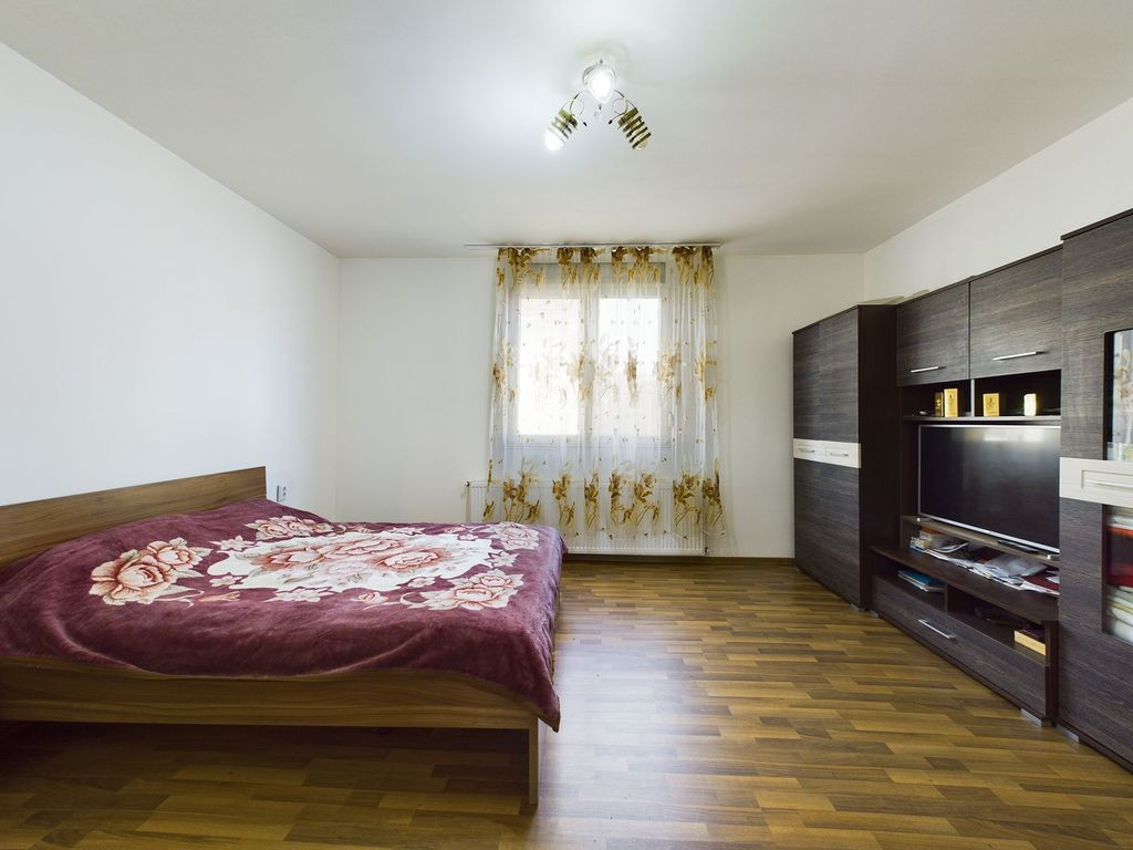 Apartament la curte zona Boul Roșu