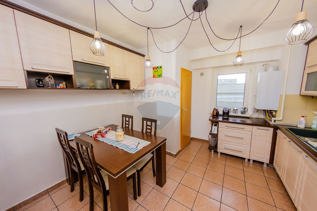 Apartament cu 3 camere de închiriat în zonă ultracentr...