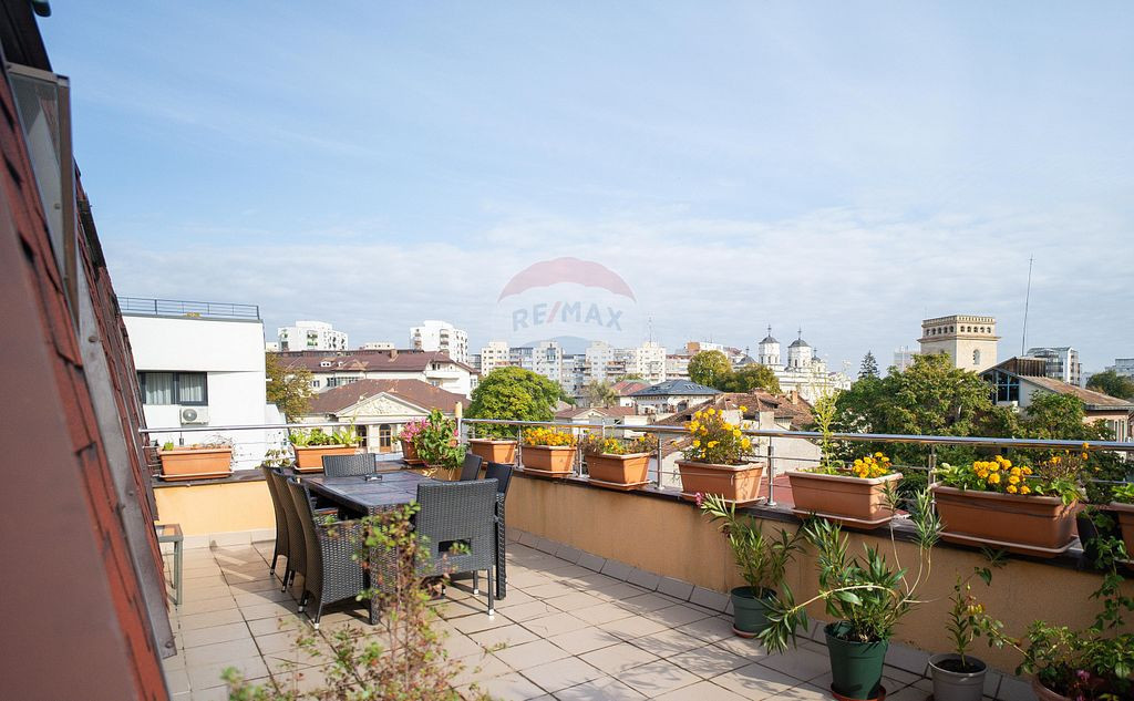 PENTHOUSE CU PRIVEȘTE PANORAMICĂ