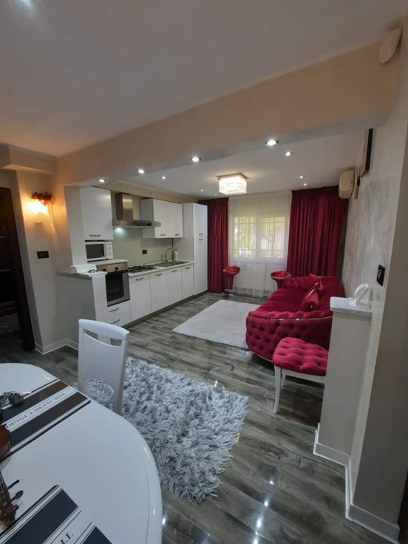 Apartament trei camere, la parter, renovat modern, beci, zona Nord