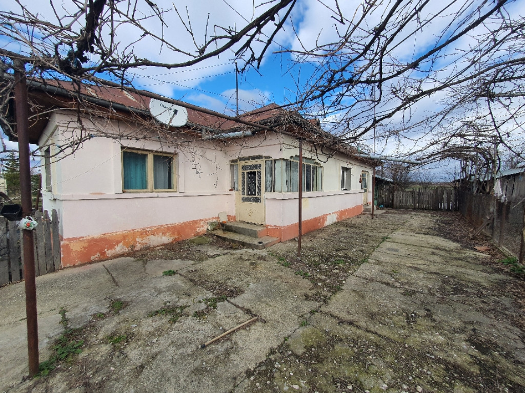 Casă situată în comuna Rafov, teren 3300 mp