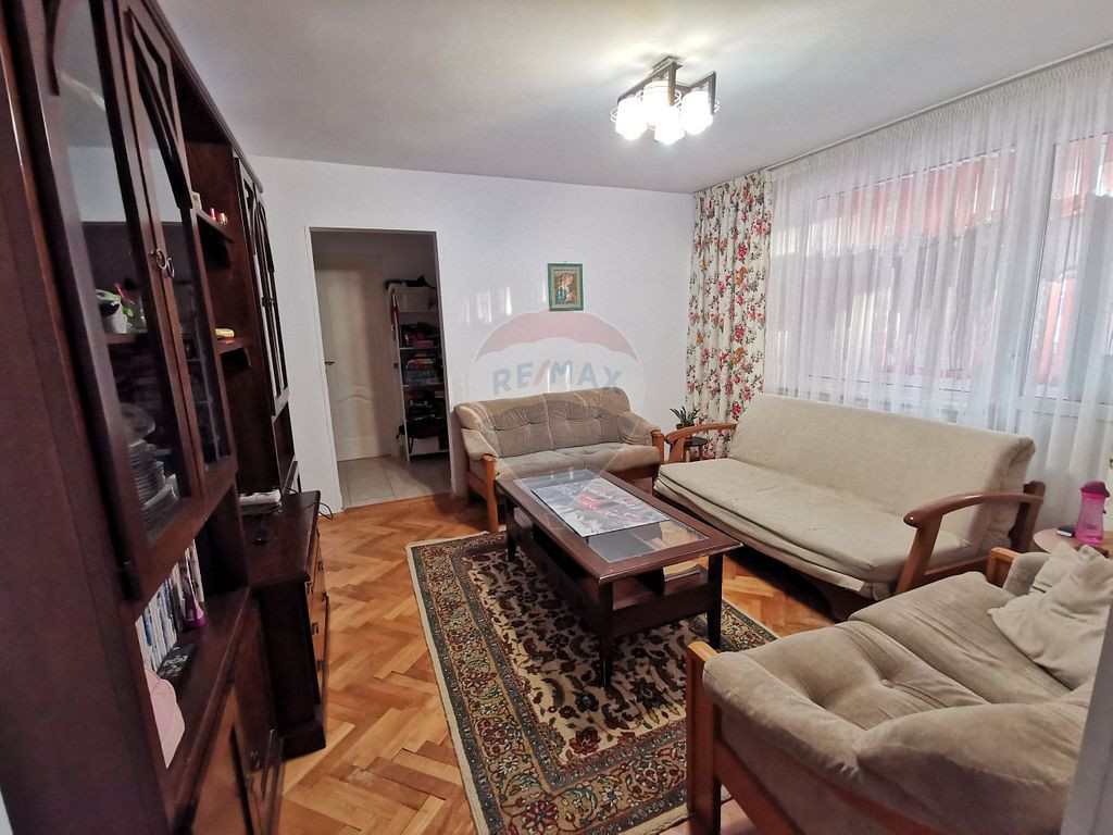 Apartament cu 3 camere de vânzare în zona Darmanesti