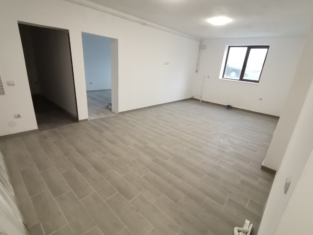 VAND apartament 2 camere,demisol inalt, renovat,zona Hipodrom III