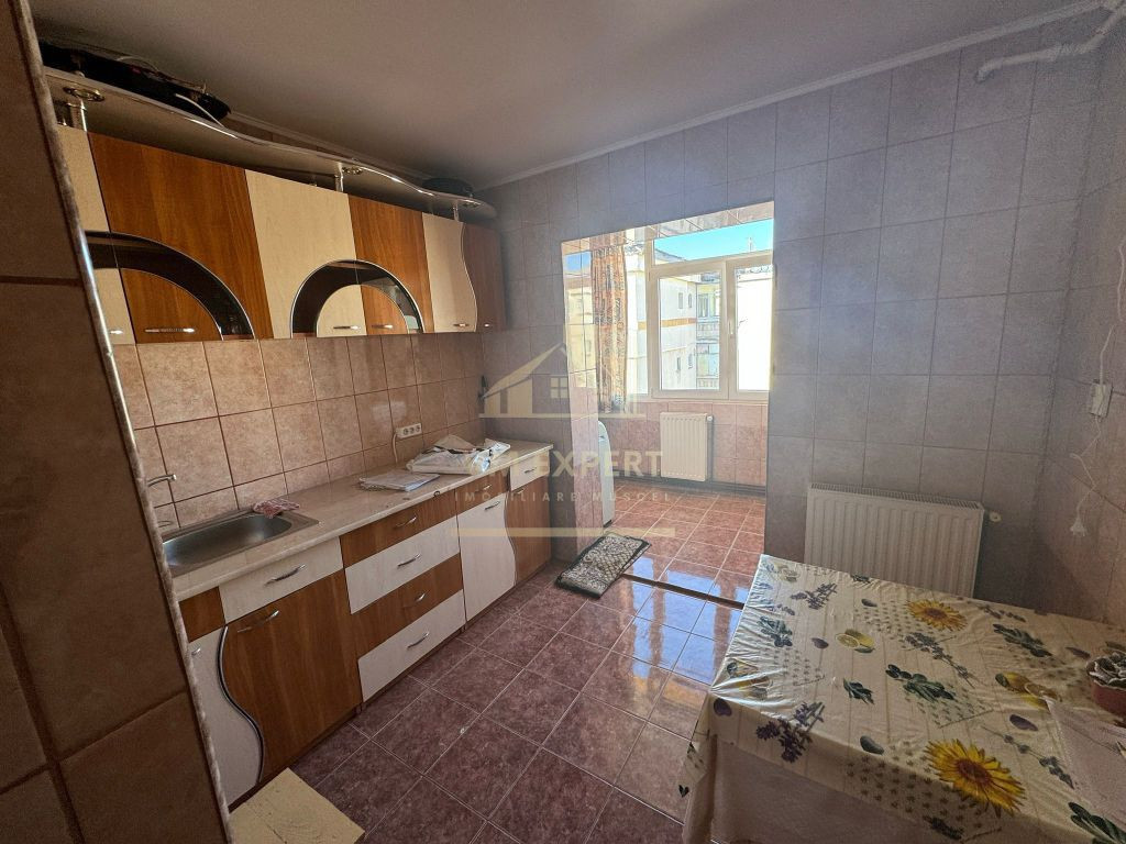 APARTAMENT 3 CAMERE, ETAJ 4, CAMPULUNG, ZONA GRUI