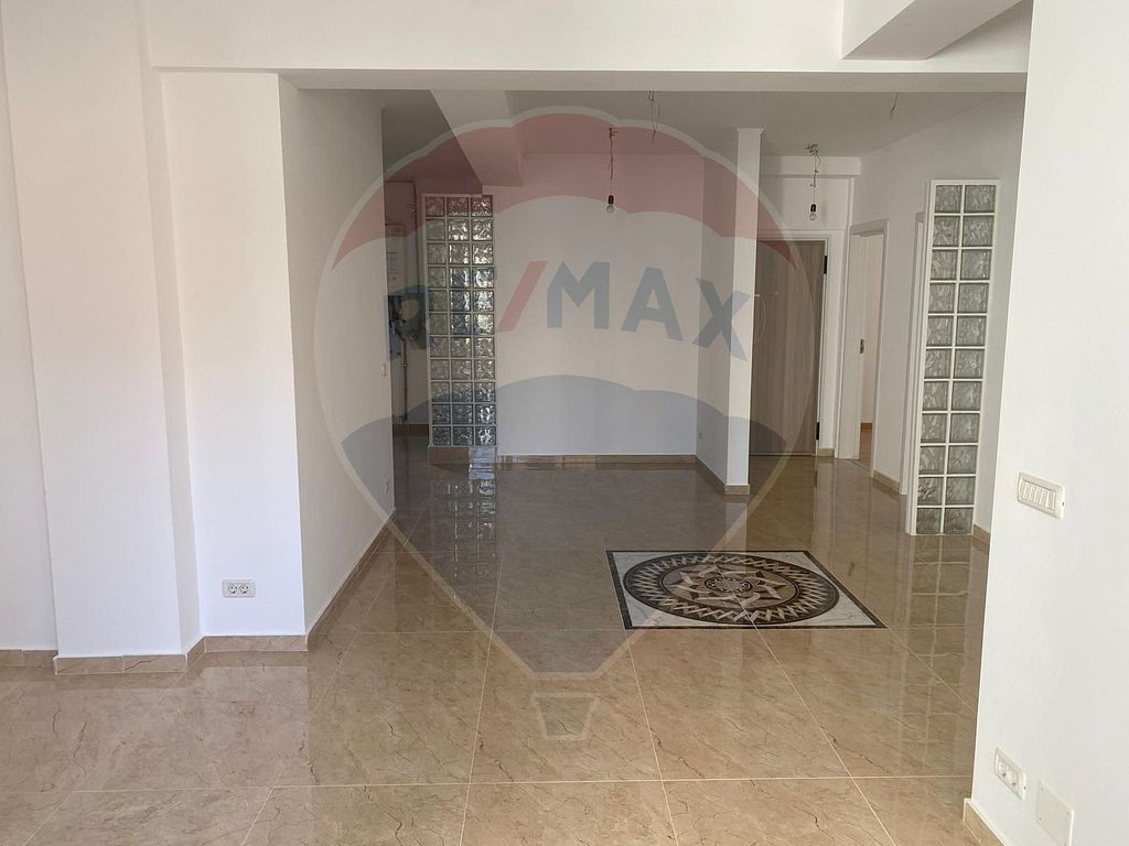 DE VANZARE Apartament cu 4 camere în zona Straulesti