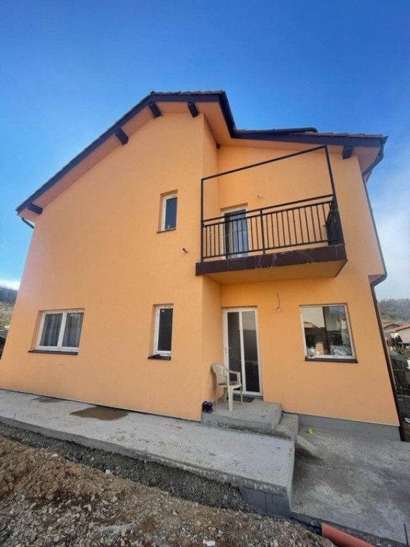 Duplex de vanzare,84 mp si 400 teren in Gilau!Posibilitate s