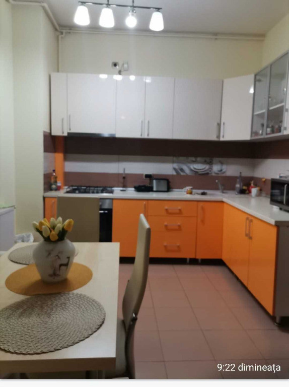 Apartament de 3 camere zona TRACTORUL,complex ISARAN,