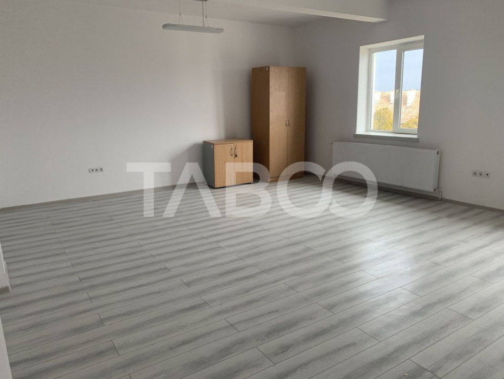 Birou 33 mp luminos renovat de inchiriat Central din Sibiu