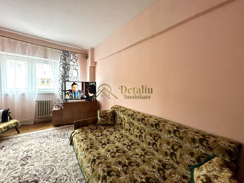 Apartament cu 3 camere, decomandat, Cetate - Liceul Sportiv