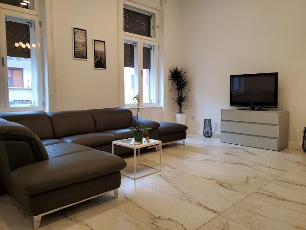 Inchiriez apartament 3 camere zona Ultracentrala - ID : RH-40067