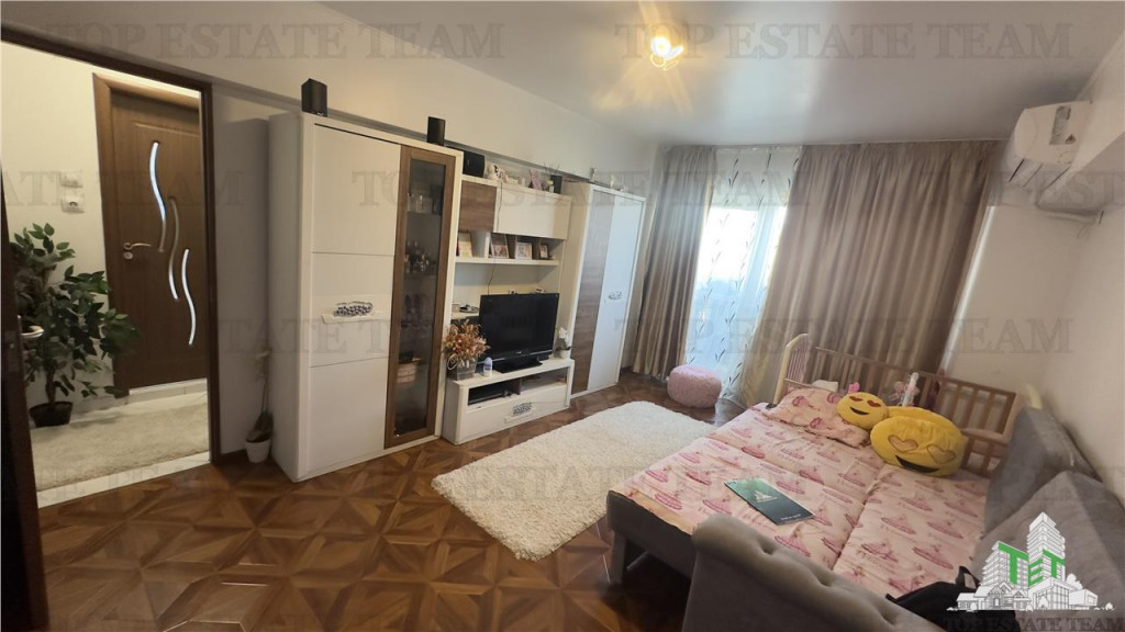 Apartament de 3 camere, mobilat, utilat, stradal, cu 3 balco