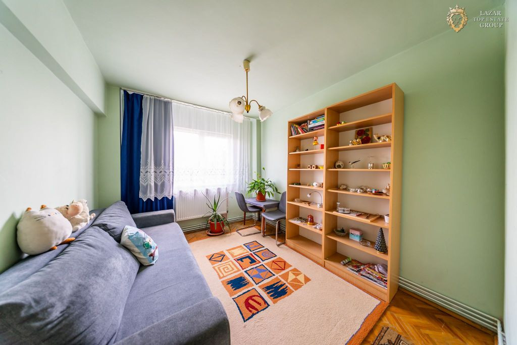 Apartament 4 camere de vanzare la Uta