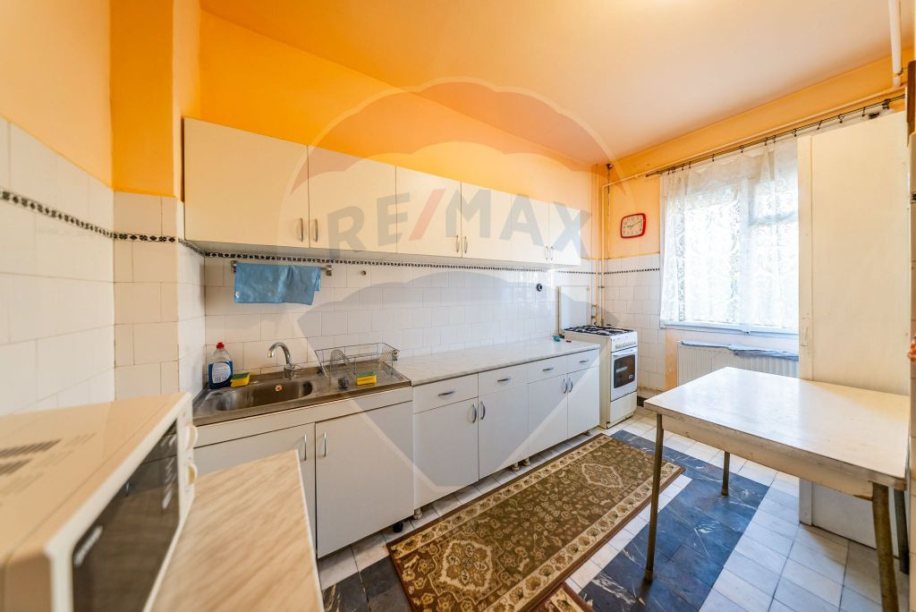 Apartament cu 4 camere, decomandat in zona centrala