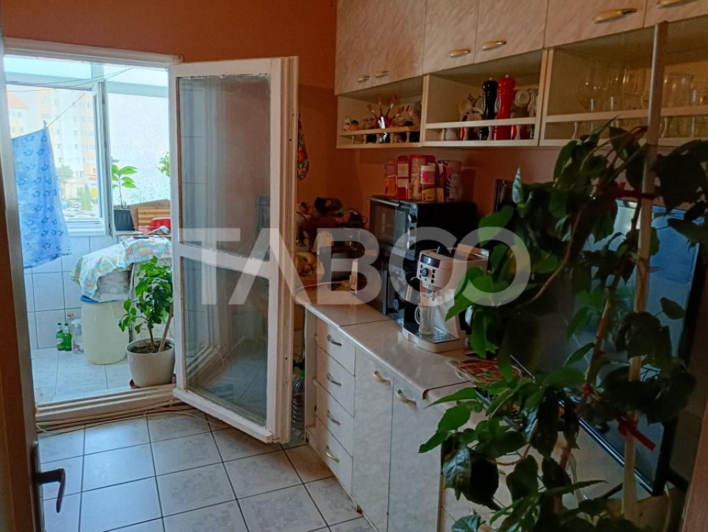 Apartament decomandat 3 camere 68 mp utili balcon Cetate Alb