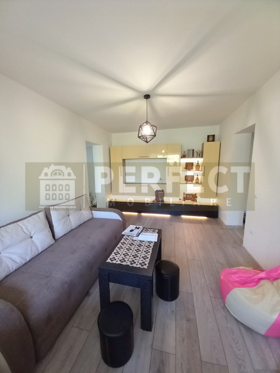 Apartament 2 camere, et 4/4, Nord-Cameliei - 300euro/luna