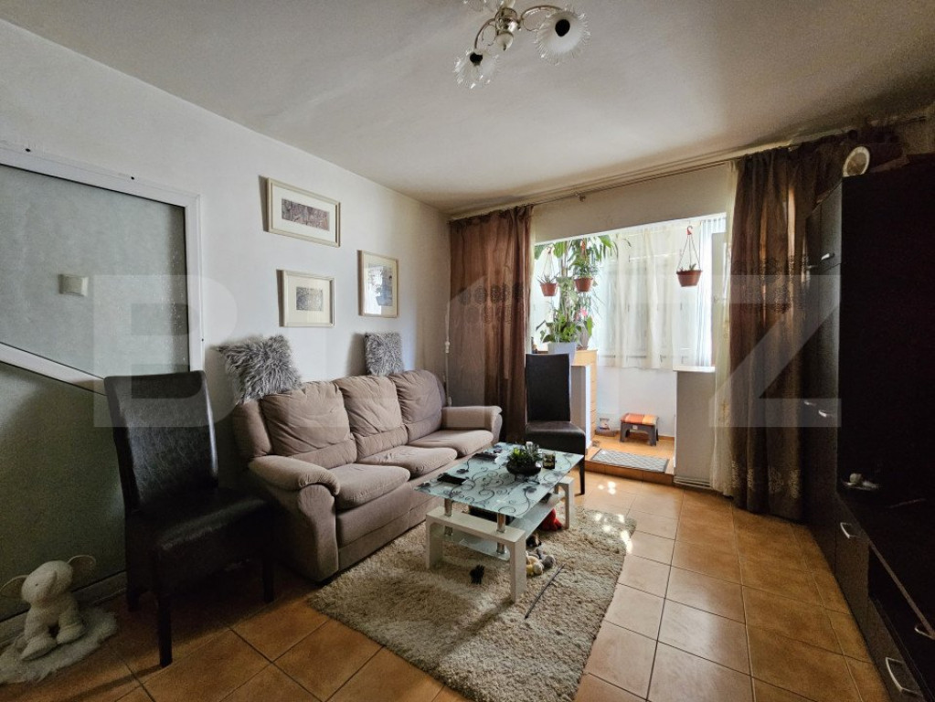 Apartament 2 camere, semidecomandat, etaj intermediar, zona