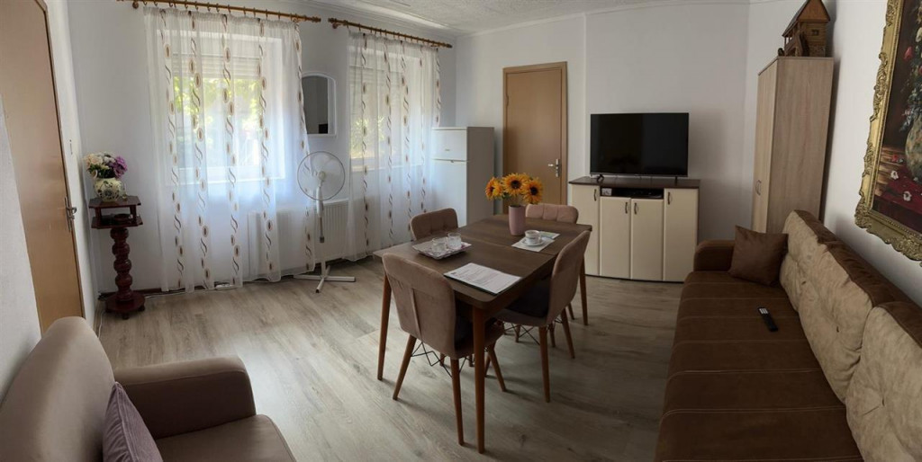 Vand apartament frumos amenajat, centru