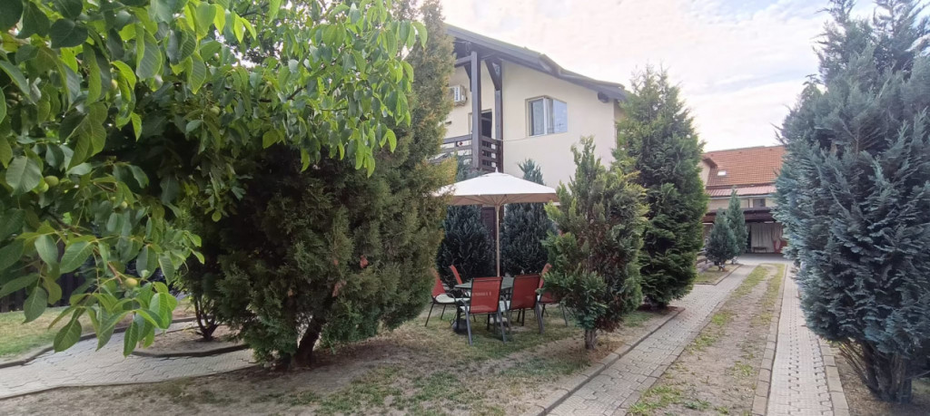 Casa cu curte si gradina la intrare in Sanpetru