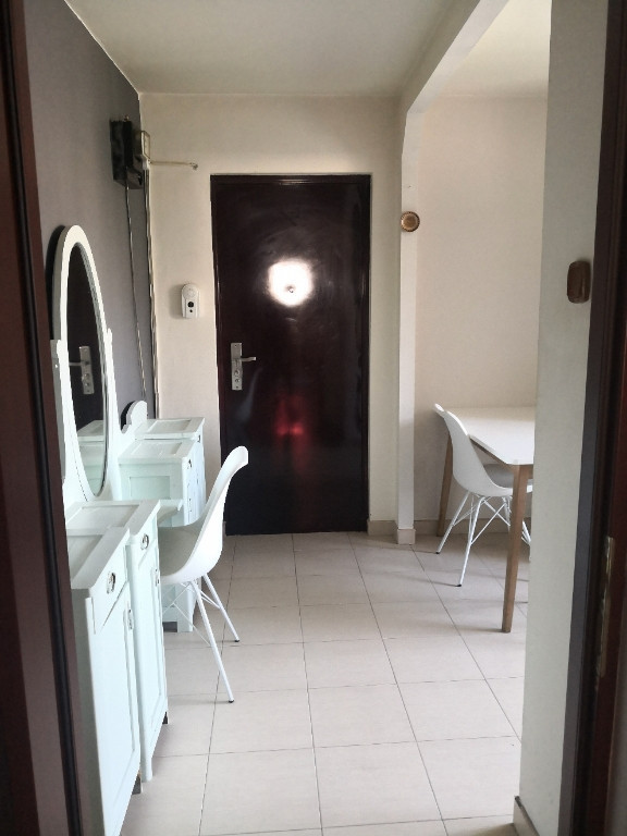 Apartament 2 camere semidecomandate, mobilate, zona Lama