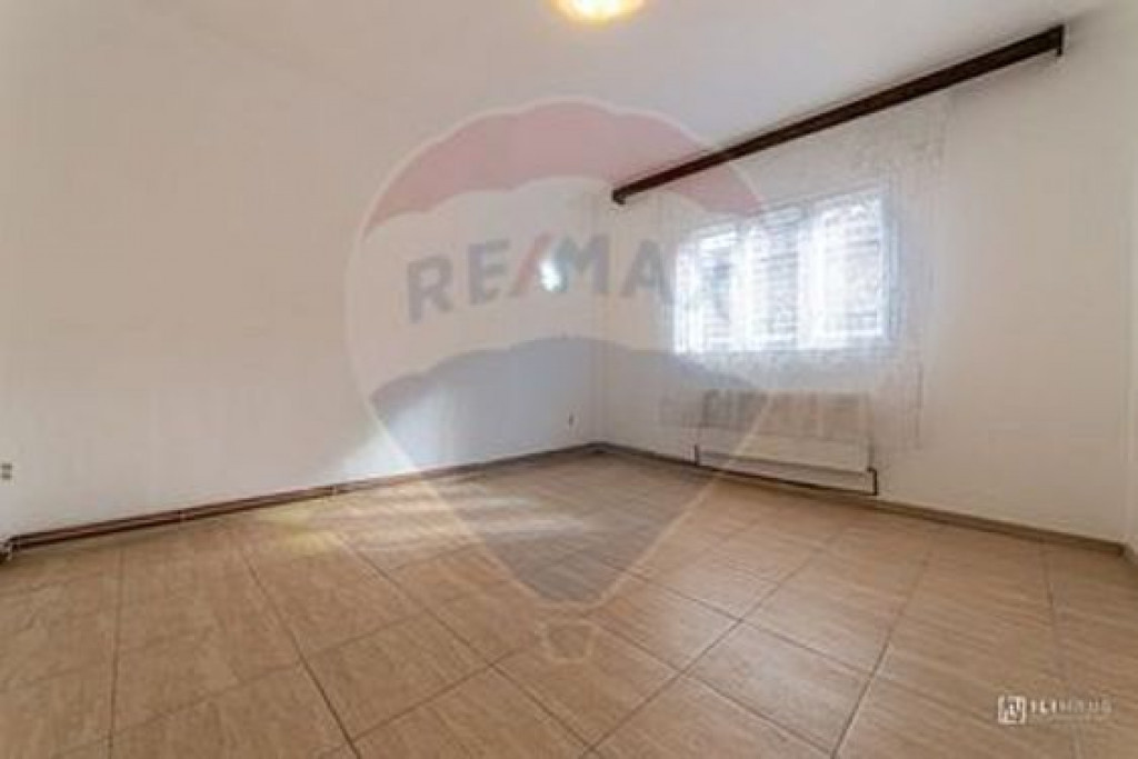 Apartament la de inchiriat la casa, spațios, nemobilat- ...