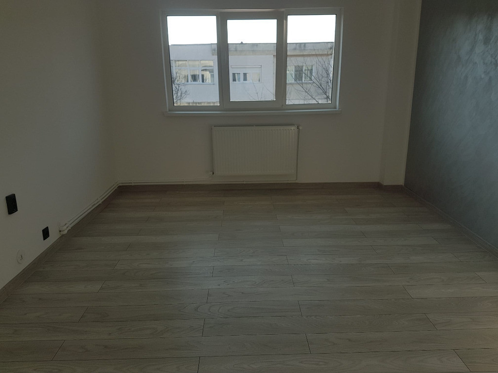 Apartament doua camere deco, etaj 4, sarpanta, renovat modern, la Nord