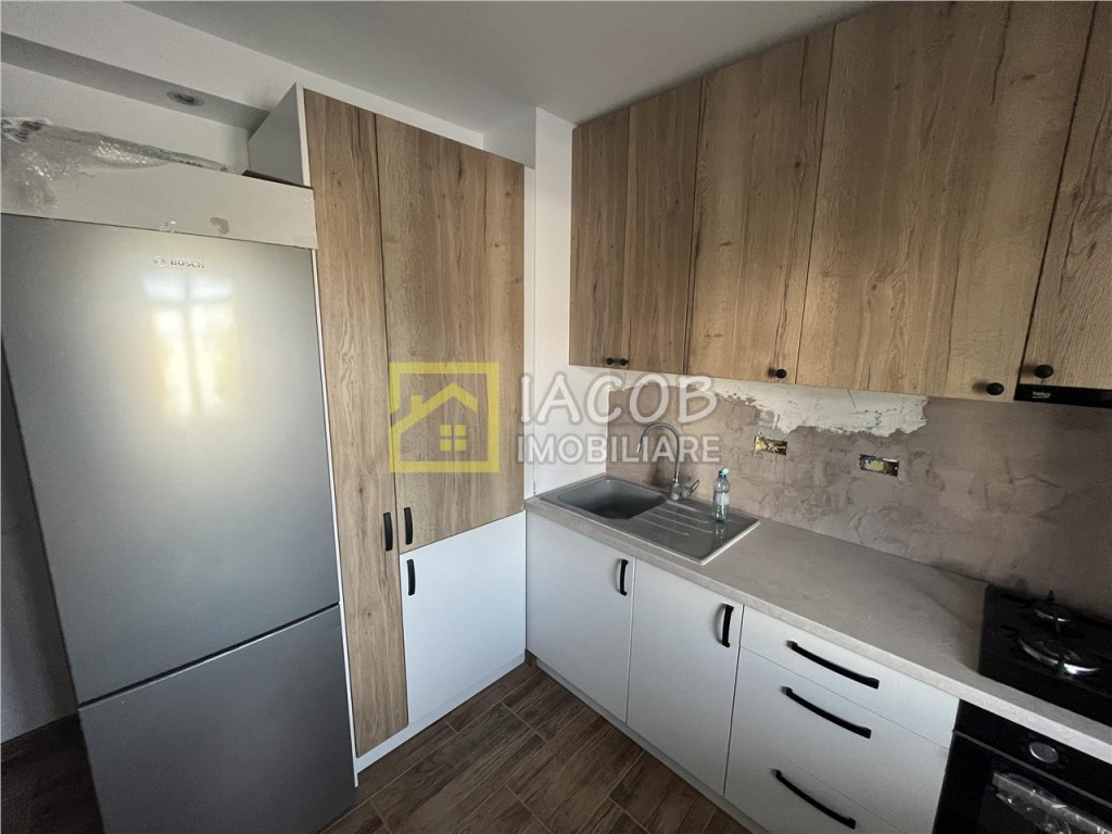 Apartament 2 camere decomandate de închiriat, zona Piata...