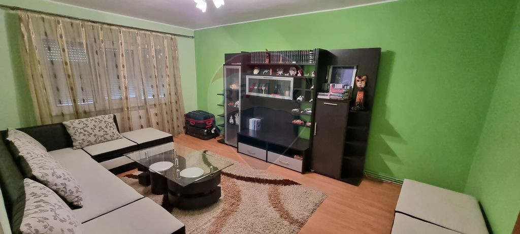 Apartament cu 3 camere de vânzare în zona Vitrometan