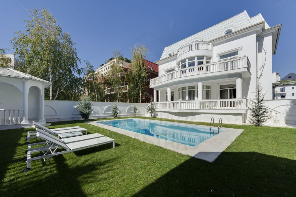 Maison de Bourbon | Vila exclusivista Floreasca Lake | Te...