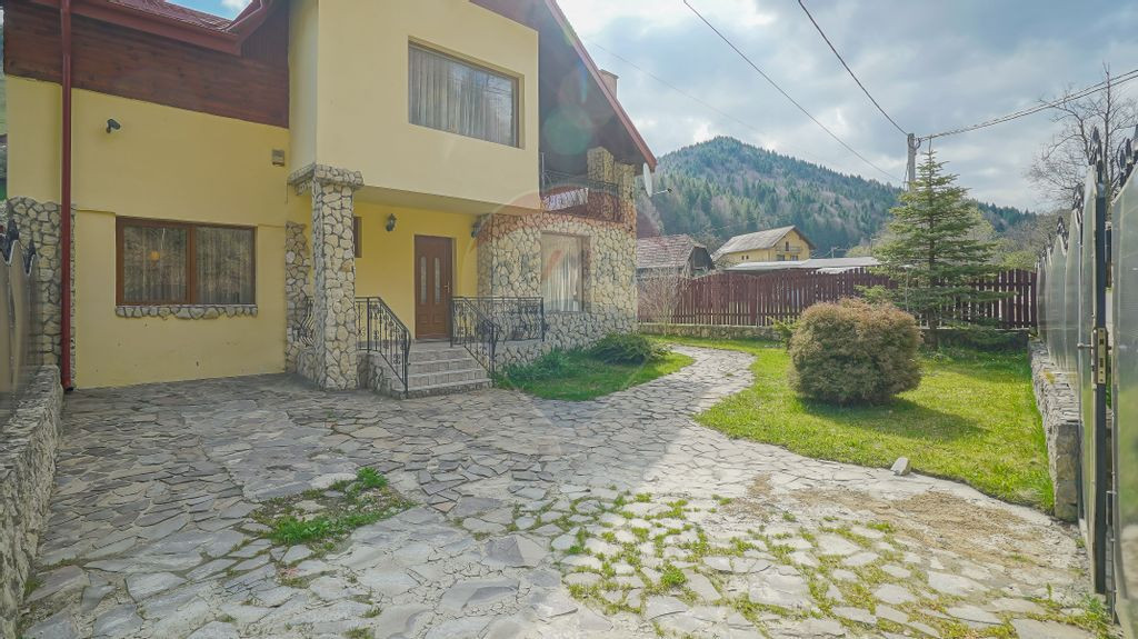 Vilă cochetă, 5 camere și 3 băi, zona Bran