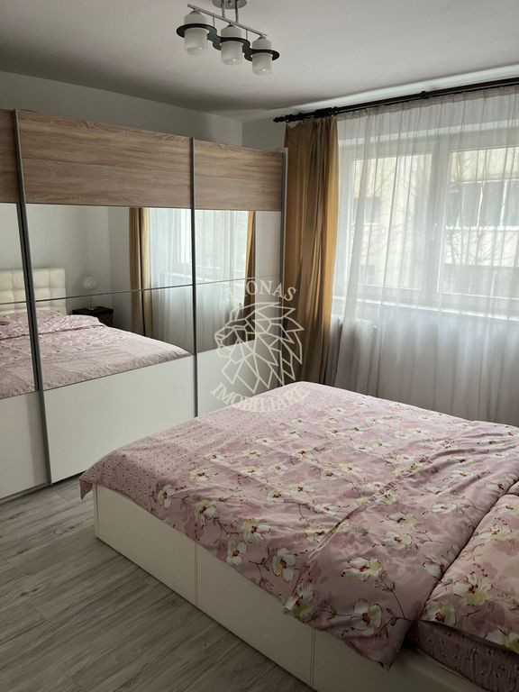 Apartament decomandat 3 camere 73 mp-mobilat-etaj 1-Nasau...