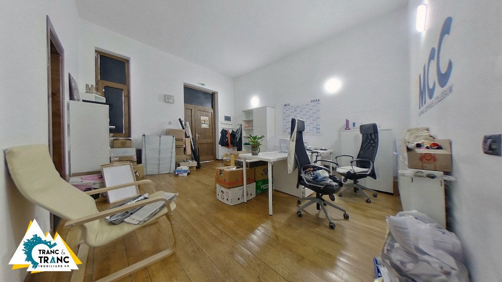 Birou / Apartament generos cu 3 camere cu vedere catre Primaria Arad