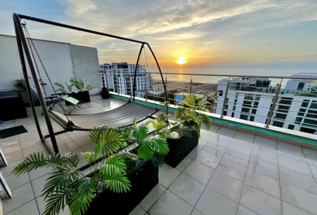 Penthouse vedere frontala la mare terasa 100mp Parcare Summe