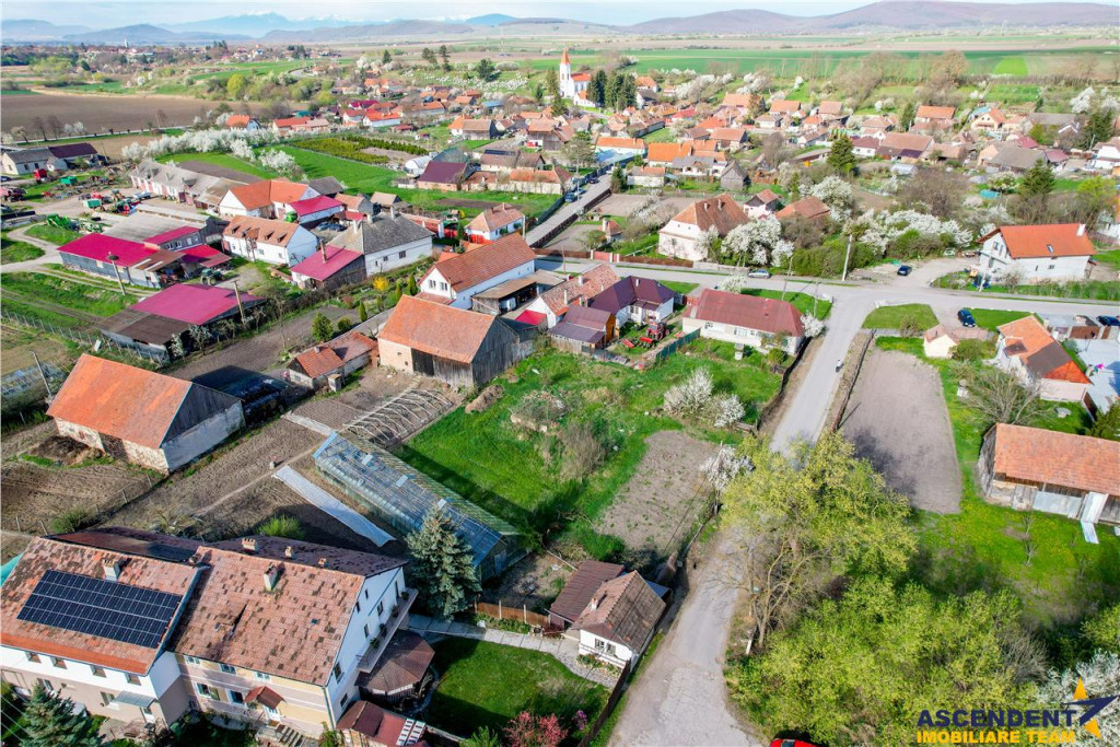 Teren extins de 1600 mp cu casa traditionala in Ilieni, Cent