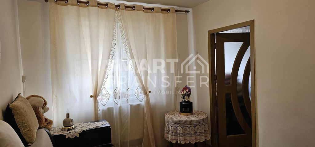 Apartament de 2 camere, parter,zona Zavoi!