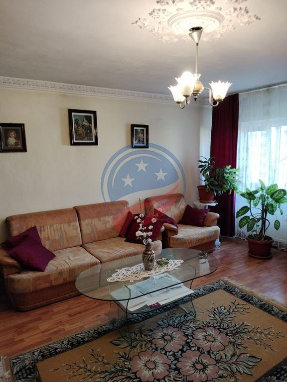 Apartament trei camere,decomandat, zona 1 Mai