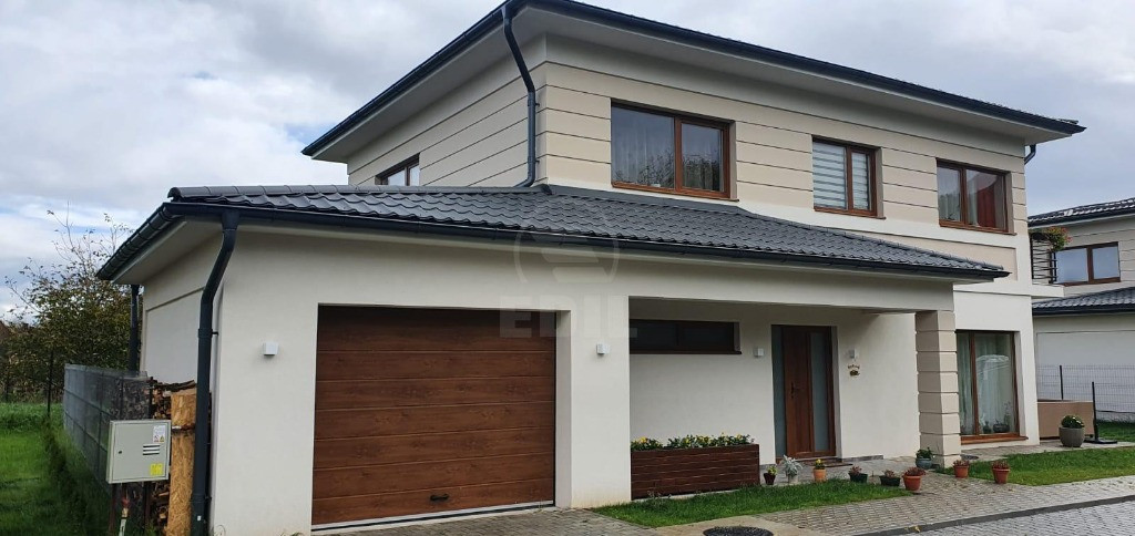 Casa individuala la pret de duplex zona MOL Floresti