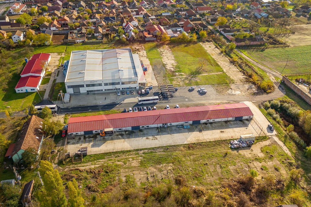 Spațiu industrial:Hală 1233mp+platformă betonată 1675...